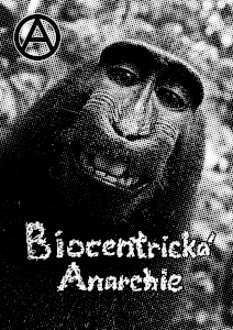 Selfie makaka smějícího se do kamery. Nápis biocentrická anarchie a anarchistické A v kruhu.